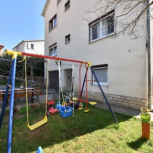 Traditional In With Garden Zadar